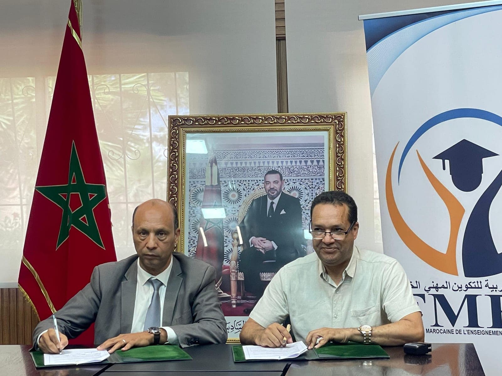 Signature d'une convention, sous la bannière de la FMEP
