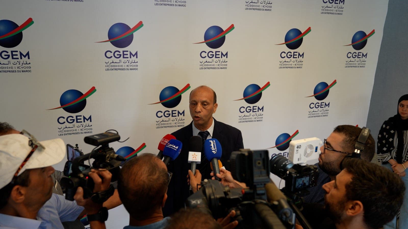 Point presse, devant les couleurs de la CGEM